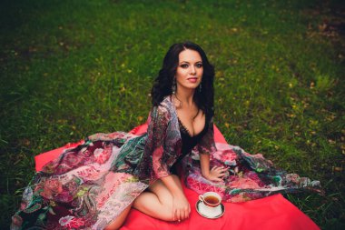 Onun elinde kupa ile gülümseyen kız. Çay içme kız.