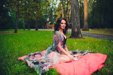 Onun elinde kupa ile gülümseyen kız. Çay içme kız.