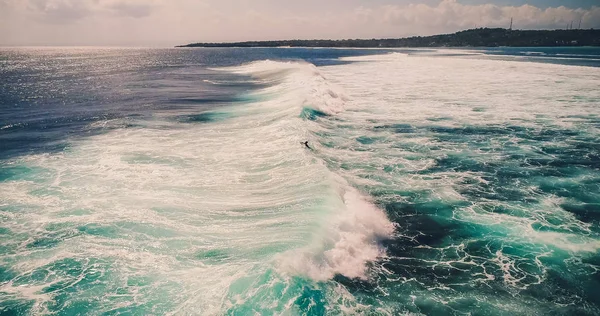 Luchtfoto surfers en Golf in tropische oceaan. Bovenaanzicht — Stockfoto