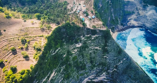 Drone vista océano con olas golpeando las rocas en la orilla del mar — Foto de Stock