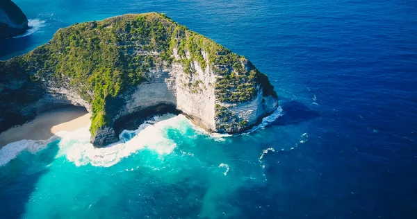 Manta Bay или Kelingking Beach на острове Нуса-Пенида, Бали, Индонезия — стоковое фото