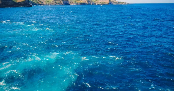 Вид дрона на океан з хвилями, що б'ють по скелях на узбережжі — стокове фото