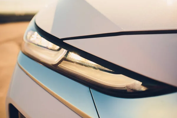 Μακροεντολή προβολή σύγχρονο αυτοκίνητο μπλε xenon εμπρόσθιου φανού φωτισμού — Φωτογραφία Αρχείου