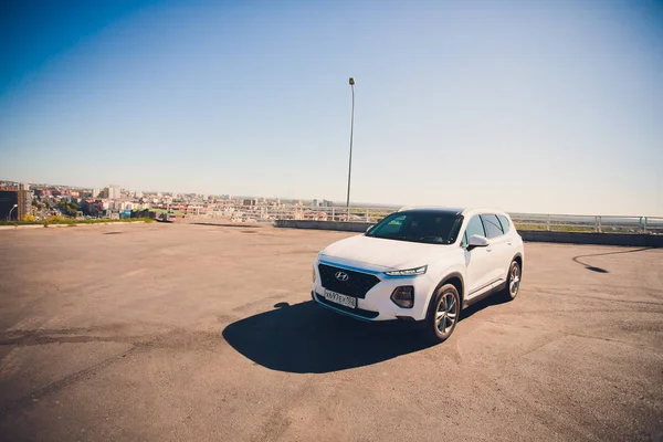 UFA, RUSIA - 1 AGOSTO 2018: Hyundai Santa Fe 2018 nuevo coche todoterreno — Foto de Stock