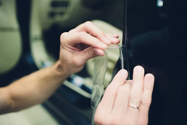 Pracovní ruce nainstaluje auto nátěr na ochranu film — Stock fotografie