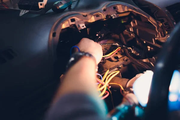 Reparaciones llavero coche sistema de seguridad. instalación en coche — Foto de Stock