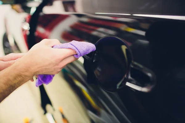 Mani lavoratore installa pellicola di protezione vernice auto — Foto Stock