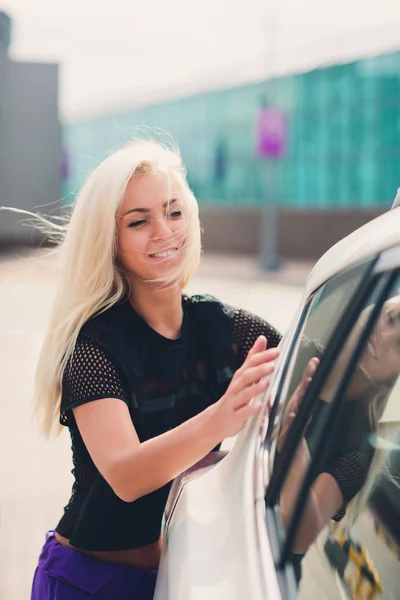 Joven conductor alegre abrazando su nuevo coche . —  Fotos de Stock