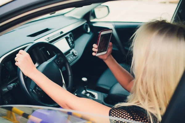 Vacaciones y concepto de turismo - adolescente sonriente tomando foto selfie con cámara de teléfono inteligente al aire libre en el coche . — Foto de Stock