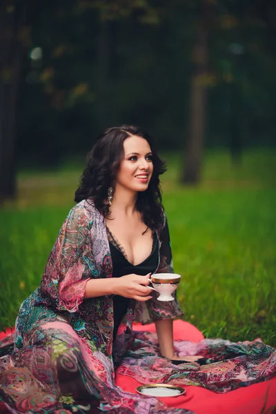 Smiling girl with mug in her hands. Girl drinking tea. — Stock Photo, Image