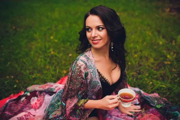 Lächelndes Mädchen mit Becher in der Hand. Mädchen trinkt Tee. — Stockfoto