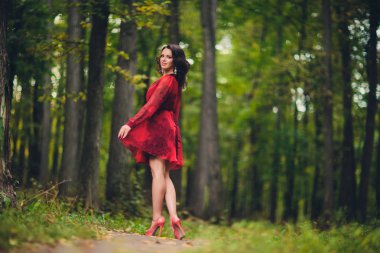 Mutlu güzel genç kadın arka plan ağaçlarda ile yaz Park özgürlüğün dans. Yaz Sarayı park.