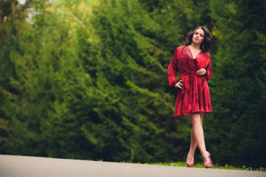 Mutlu güzel genç kadın arka plan ağaçlarda ile yaz Park özgürlüğün dans. Yaz Sarayı park.