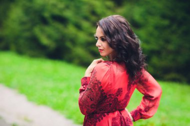 Mutlu güzel genç kadın arka plan ağaçlarda ile yaz Park özgürlüğün dans. Yaz Sarayı park.