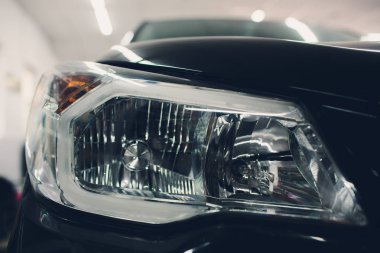 parlak yansımalar otomatik siyah gövdeli ön far