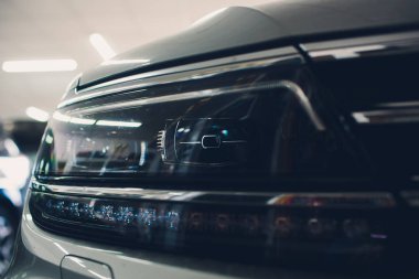 parlak yansımalar otomatik siyah gövdeli ön far