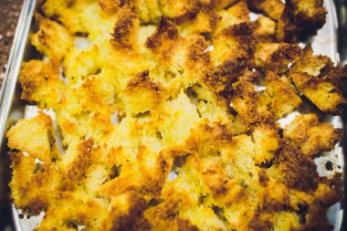 beyaz zemin üzerine beyaz ekmek dilimleri