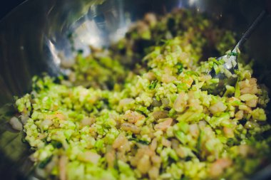 Karides salatası buzdağı, çam fıstığı ve domates