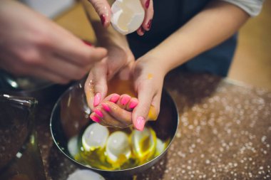 aşçı içinde yumurta sarısı ayıran