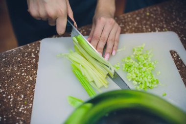 kesme sebze mutfak yazı tahtası üzerinde eller kadın. Sağlıklı gıda. Sebze, hazırlama kadın mutfakta sağlıklı yemek pişirme.