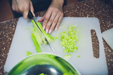 kesme sebze mutfak yazı tahtası üzerinde eller kadın. Sağlıklı gıda. Sebze, hazırlama kadın mutfakta sağlıklı yemek pişirme.