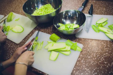 kesme sebze mutfak yazı tahtası üzerinde eller kadın. Sağlıklı gıda. Mutfakta sağlıklı yemek pişirme sebze, hazırlama kadın. Yemekleri hazırlama