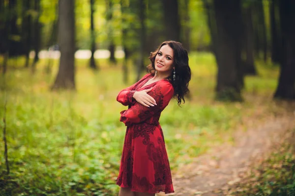 Mutlu güzel genç kadın arka plan ağaçlarda ile yaz Park özgürlüğün dans. Yaz Sarayı park.