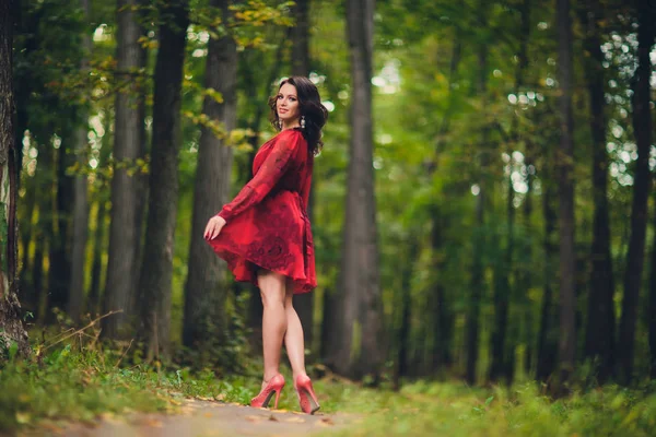 Mutlu güzel genç kadın arka plan ağaçlarda ile yaz Park özgürlüğün dans. Yaz Sarayı park.