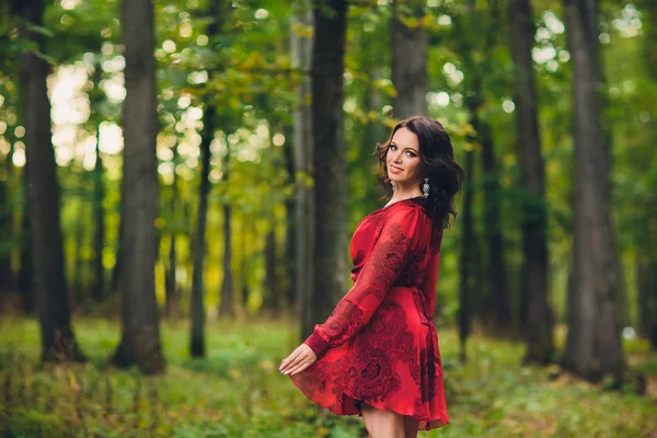 행복 한 아름 다운 젊은 여자 배경에서 나무와 여름 공원에서 자유의. 여름 궁전 공원. — 스톡 사진