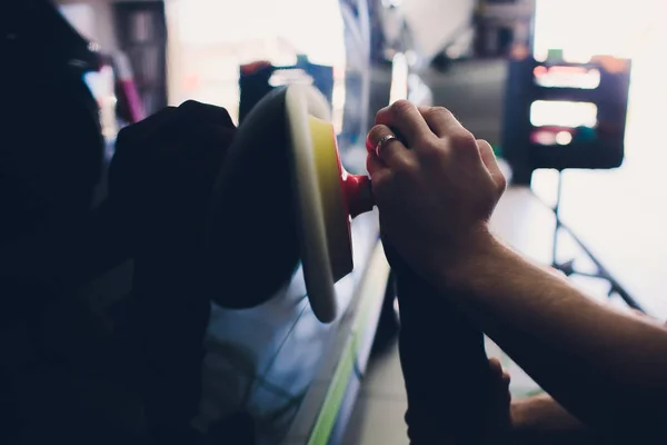 Autórészlet - kezek orbitális polírozó az autószerelő műhelyben — Stock Fotó
