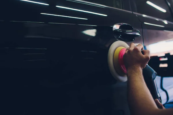 Dettaglio auto - mani con lucidatore orbitale in officina di riparazione auto — Foto Stock