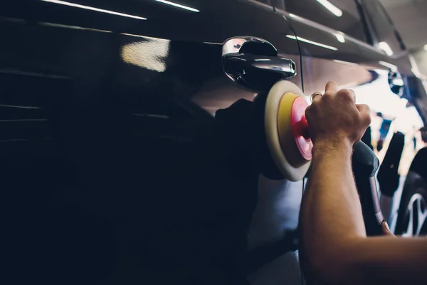 Auto detaillering - handen met baanpolijstmachine in auto reparatiewerkplaats — Stockfoto