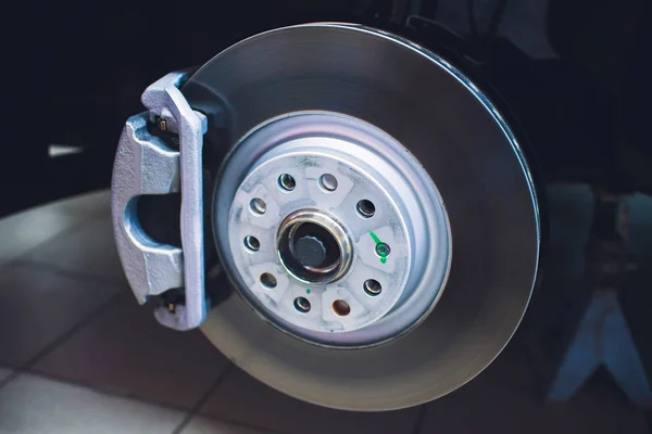 Bromsa disken och detalj av hjulnavet — Stockfoto