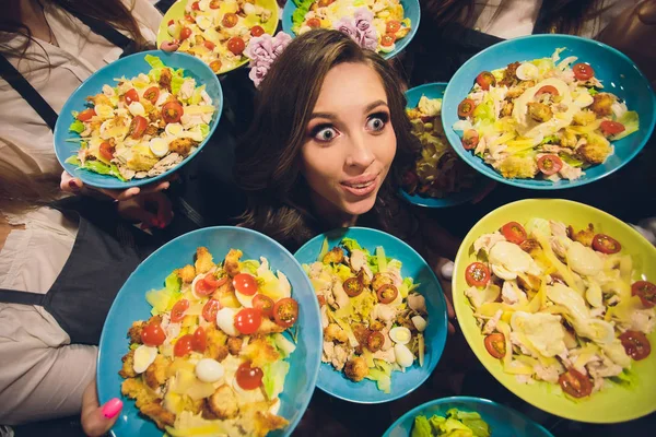 Sorridente donna di mezza età mangiare insalata ragazza tra i piatti con insalata — Foto Stock
