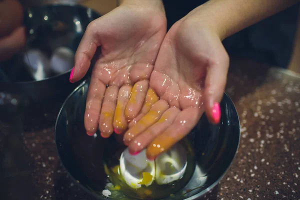 El cocinero separa la yema en huevo —  Fotos de Stock