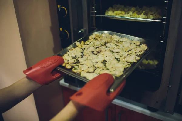 Delicioso perna de frango cozido no forno picante. Preparação de alimentos no jantar em casa . — Fotografia de Stock