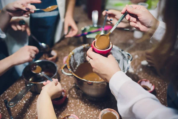 Womens handen maken mafins, gieten chocolade in mallen — Stockfoto