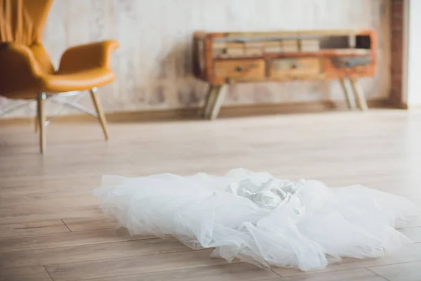 Весільна вуаль на підлозі для новоспеченої нареченої — стокове фото
