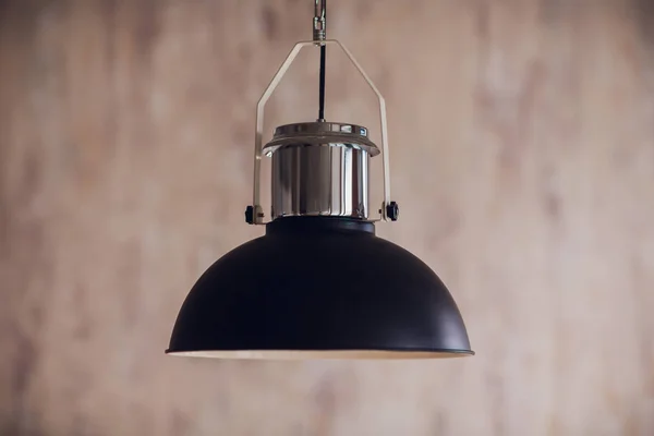 Svart dekorativ lampa hängande från lampan ceiling.modern — Stockfoto