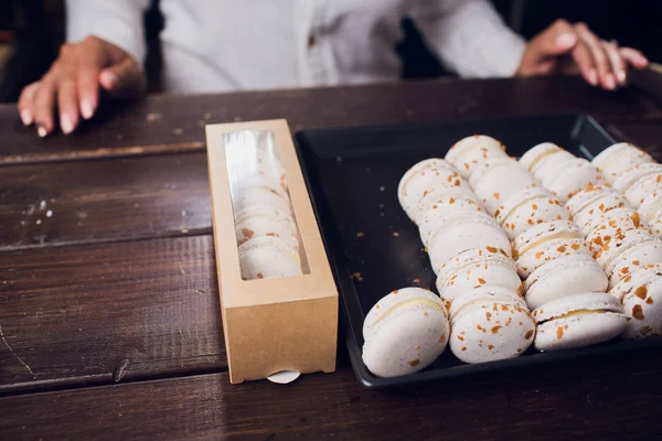 Sabrosa caja de macarrones en mujer de dos manos hembra — Foto de Stock