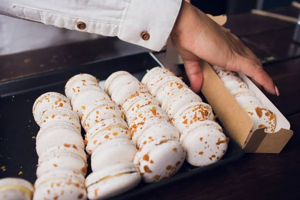 Sabrosa caja de macarrones en mujer de dos manos hembra — Foto de Stock