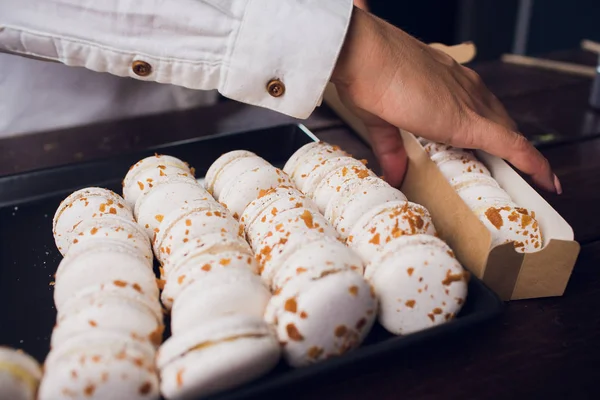 Sabrosa caja de macarrones en mujer de dos manos hembra — Foto de Stock