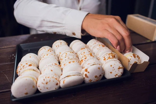 Sabrosa caja de macarrones en mujer de dos manos hembra — Foto de Stock