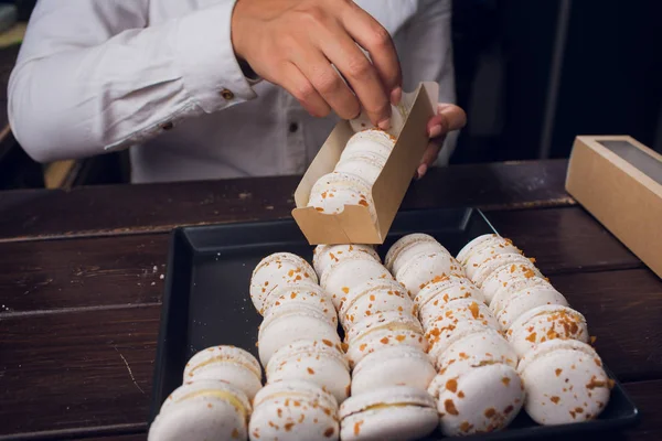 Sabrosa caja de macarrones en mujer de dos manos hembra — Foto de Stock