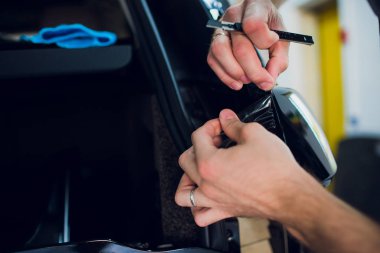 Çalışan eller yükler araba boya koruma film sarma.