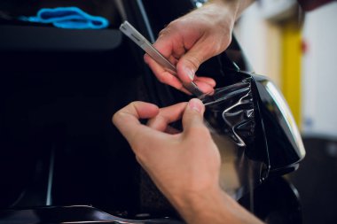 Çalışan eller yükler araba boya koruma film sarma.