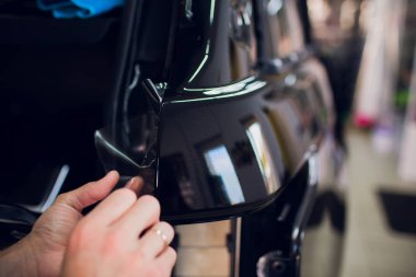 Çalışan eller yükler araba boya koruma film sarma.