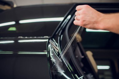 Çalışan eller yükler araba boya koruma film sarma.
