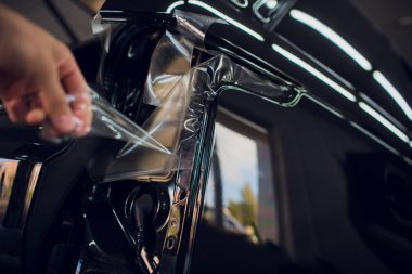 Çalışan eller yükler araba boya koruma film sarma