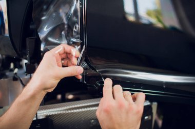 Çalışan eller yükler araba boya koruma film sarma.